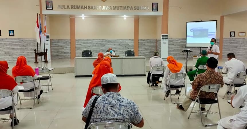 PADA RAPAT RUTIN SEKSI KEPERAWATAN, KONSULTAN KEPERAWATAN MEMBERIKAN MATERI UPDATE ASUHAN